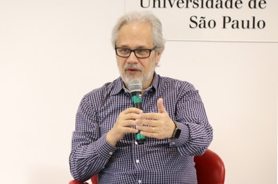 Marcos Buckeridge abre o evento e explica a dinâmica do debate