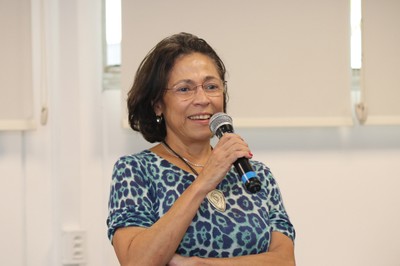 Participante faz perguntas aos expositores