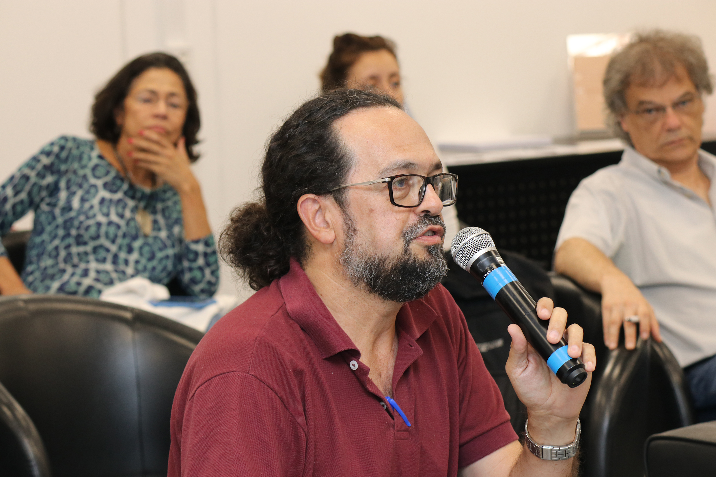 Participante faz perguntas aos expositores