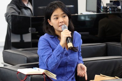 Kelly Koide fala durante o debate