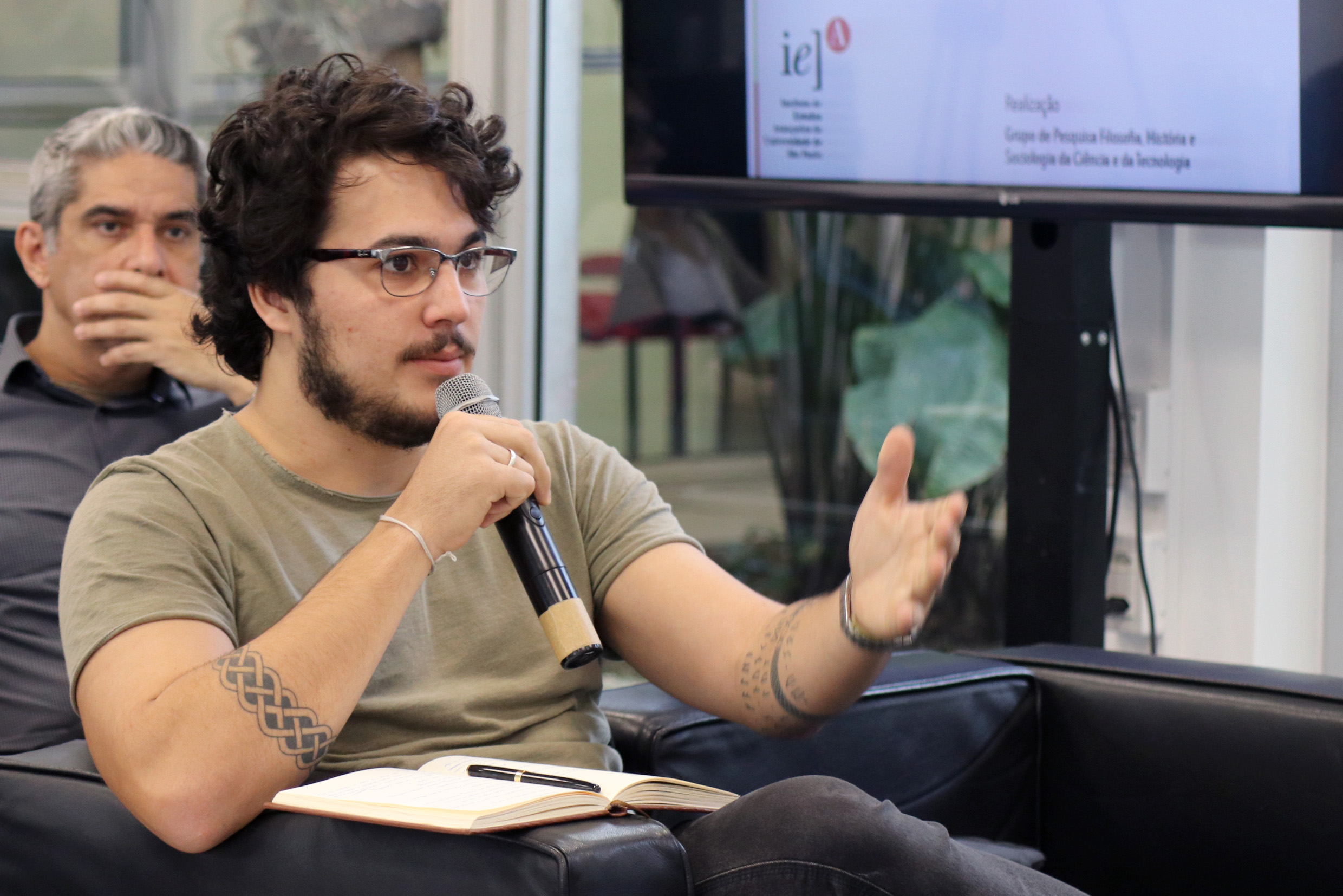 Participante do público faz perguntas ao expositor 