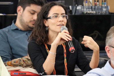 Participante do público faz perguntas durante o debate