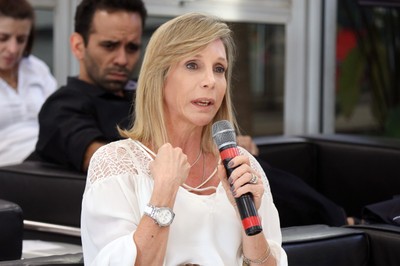 Sandra Scivoletto faz perguntas aos expositores durante o debate