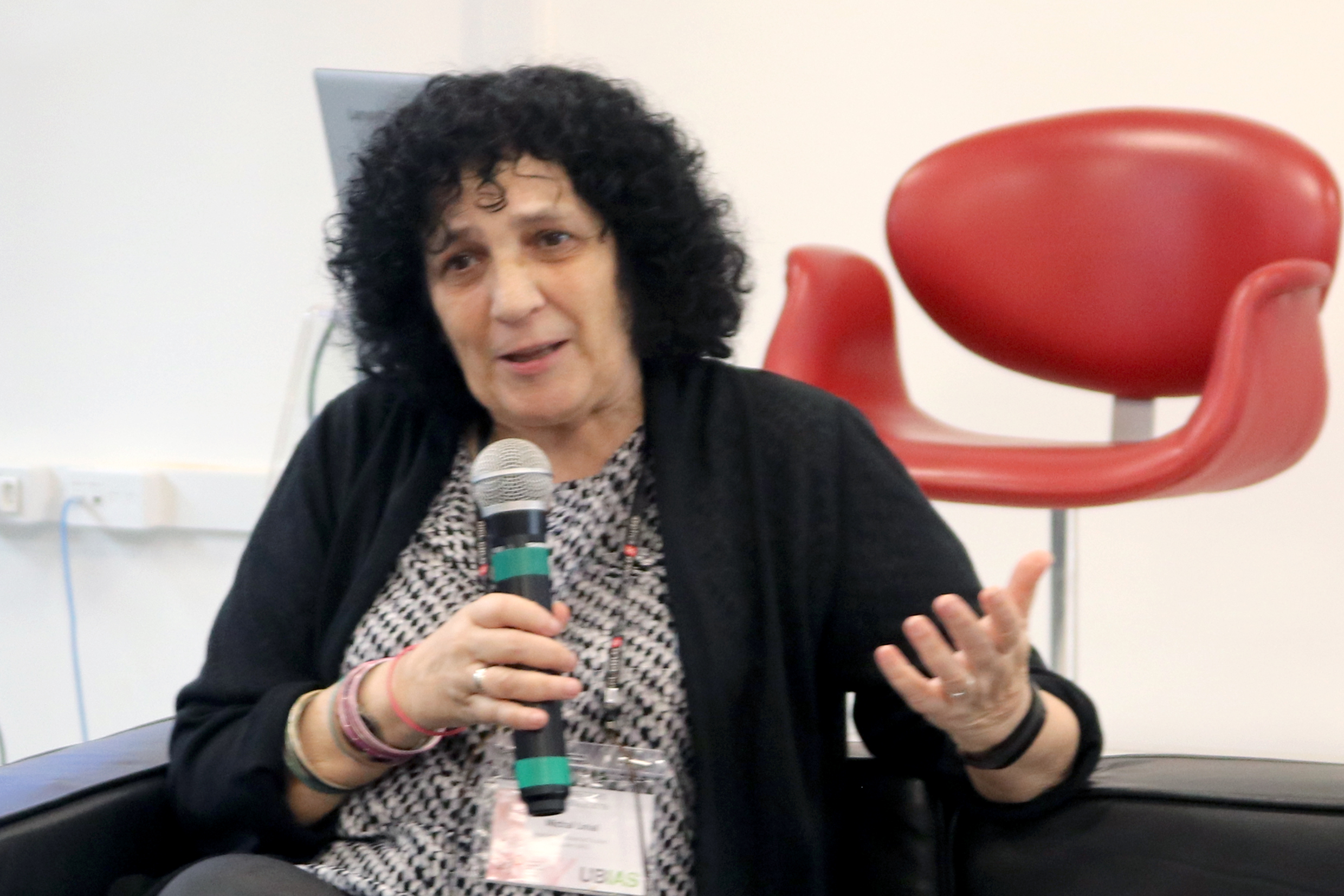 Michal Linial modera a sessão Programas Institucionais 
