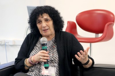 Michal Linial modera a sessão Programas Institucionais 