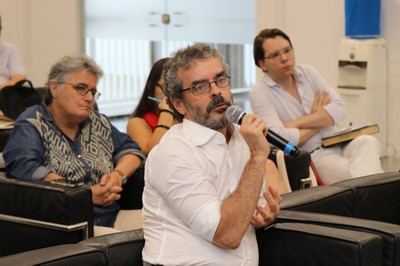Participante do público faz pergunta ao expositor