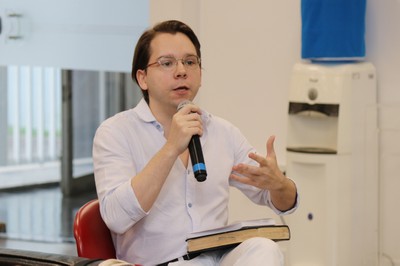 Participante do público faz pergunta ao expositor