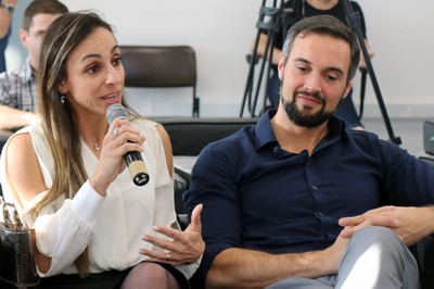 Partipante do público faz perguntas durante o debate