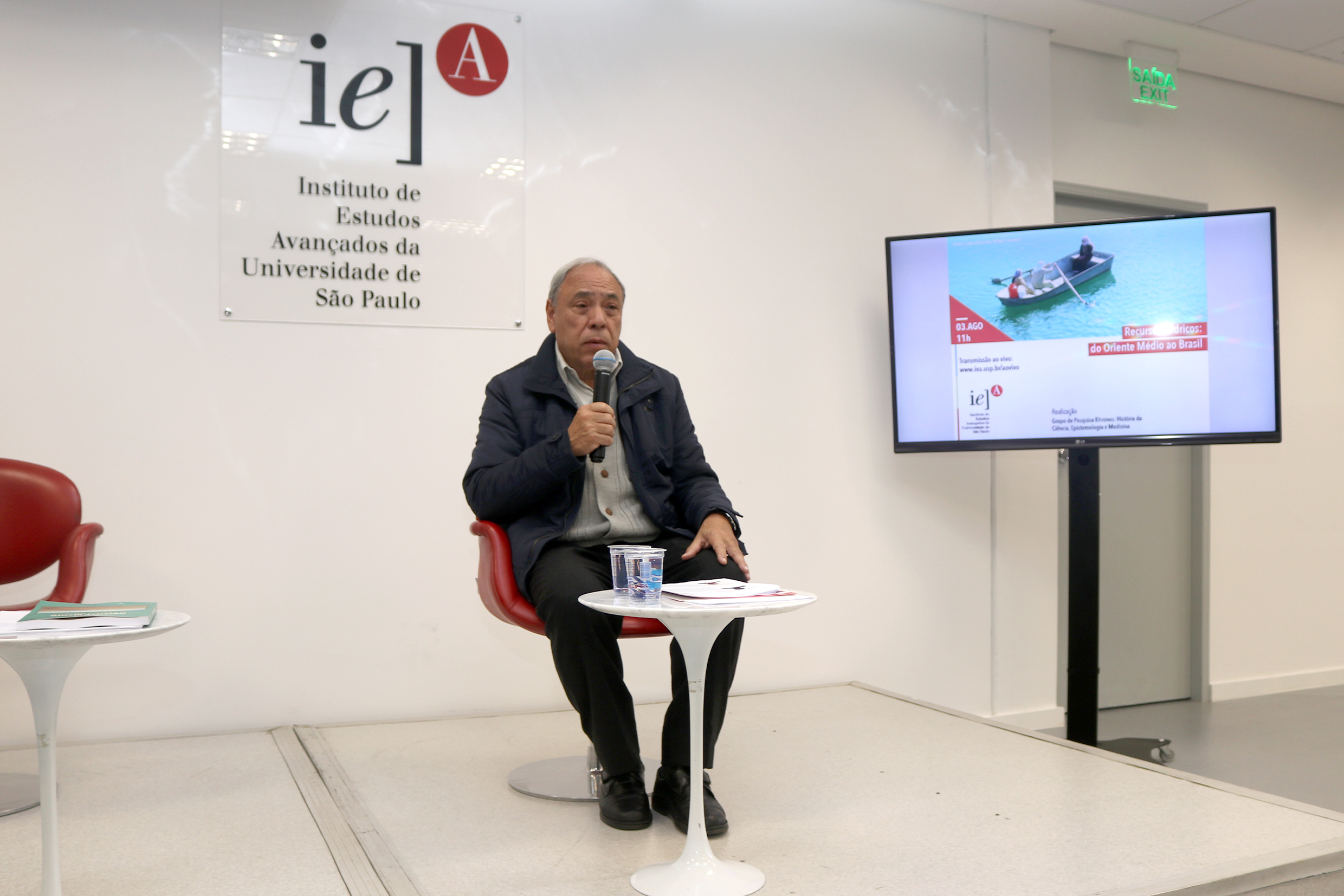 Gildo Magalhães dos Santos abre o evento e apresenta o expositor