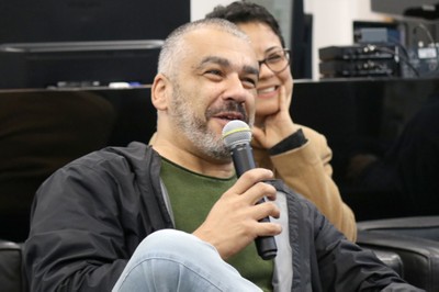 Participante do público faz perguntas ao expositor