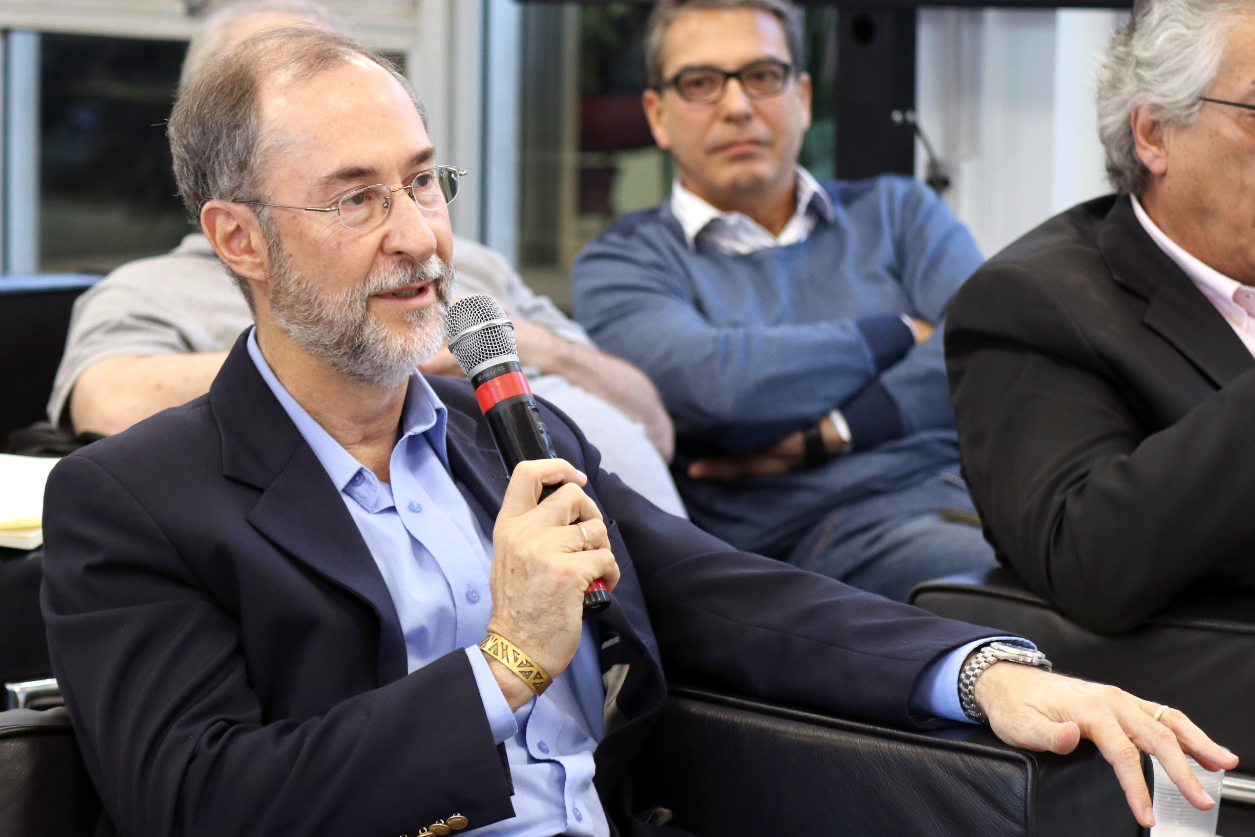 Antonio Mauro Saraiva faz perguntas ao expositor