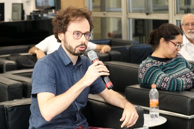 Participante do público faz perguntas a expositora