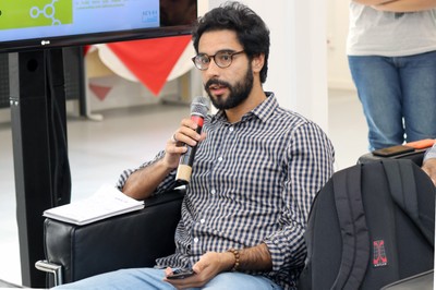 Participante do público faz perguntas aos expositores durante o debate