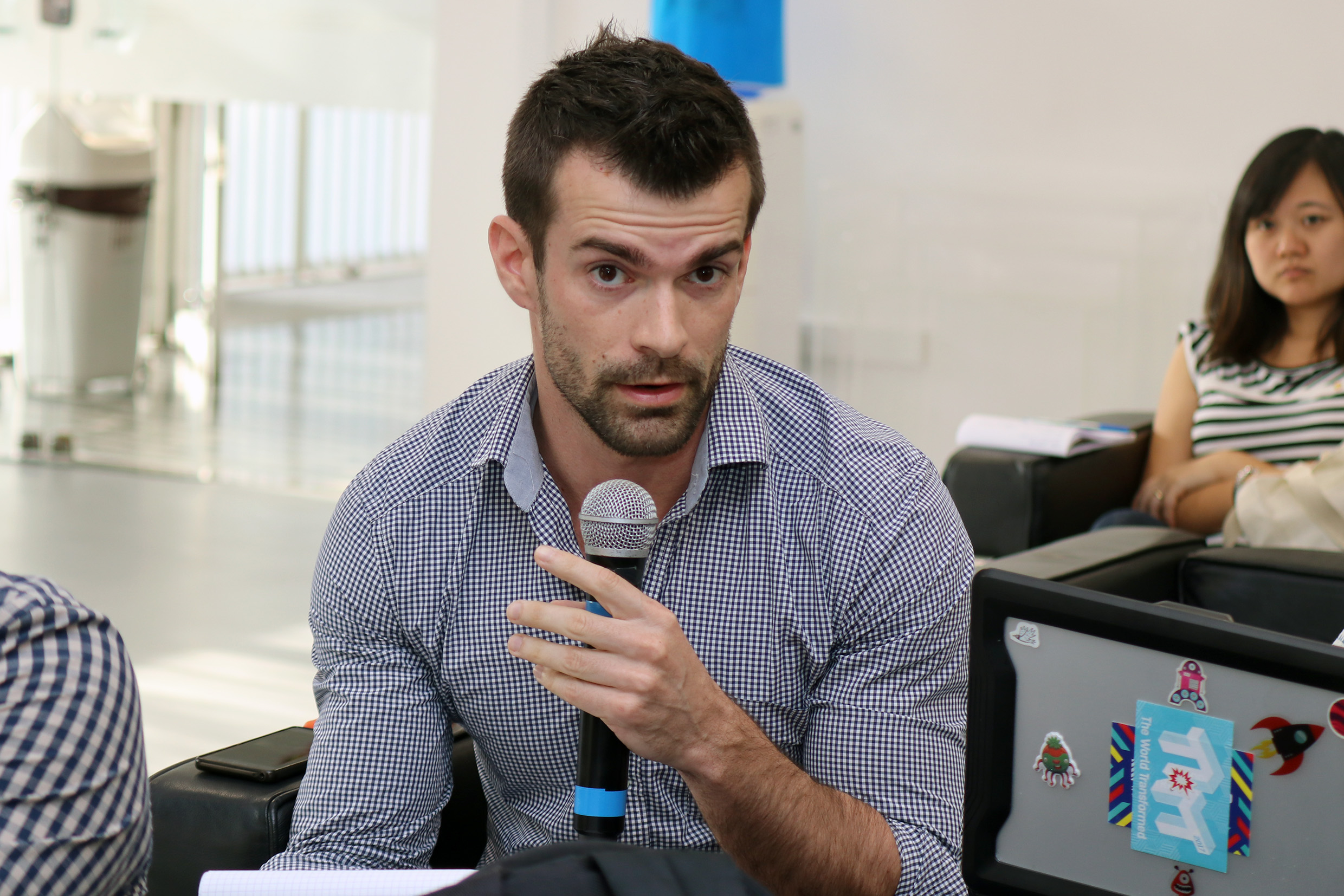Participante do público faz perguntas aos expositores durante o debate