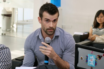 Participante do público faz perguntas aos expositores durante o debate