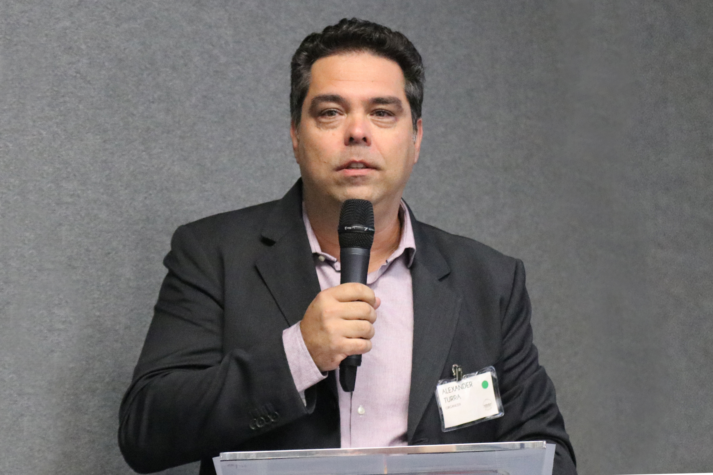 Alexander Turra faz a abertura do evento e explica a dinâmica dos debates - 13/08/2108