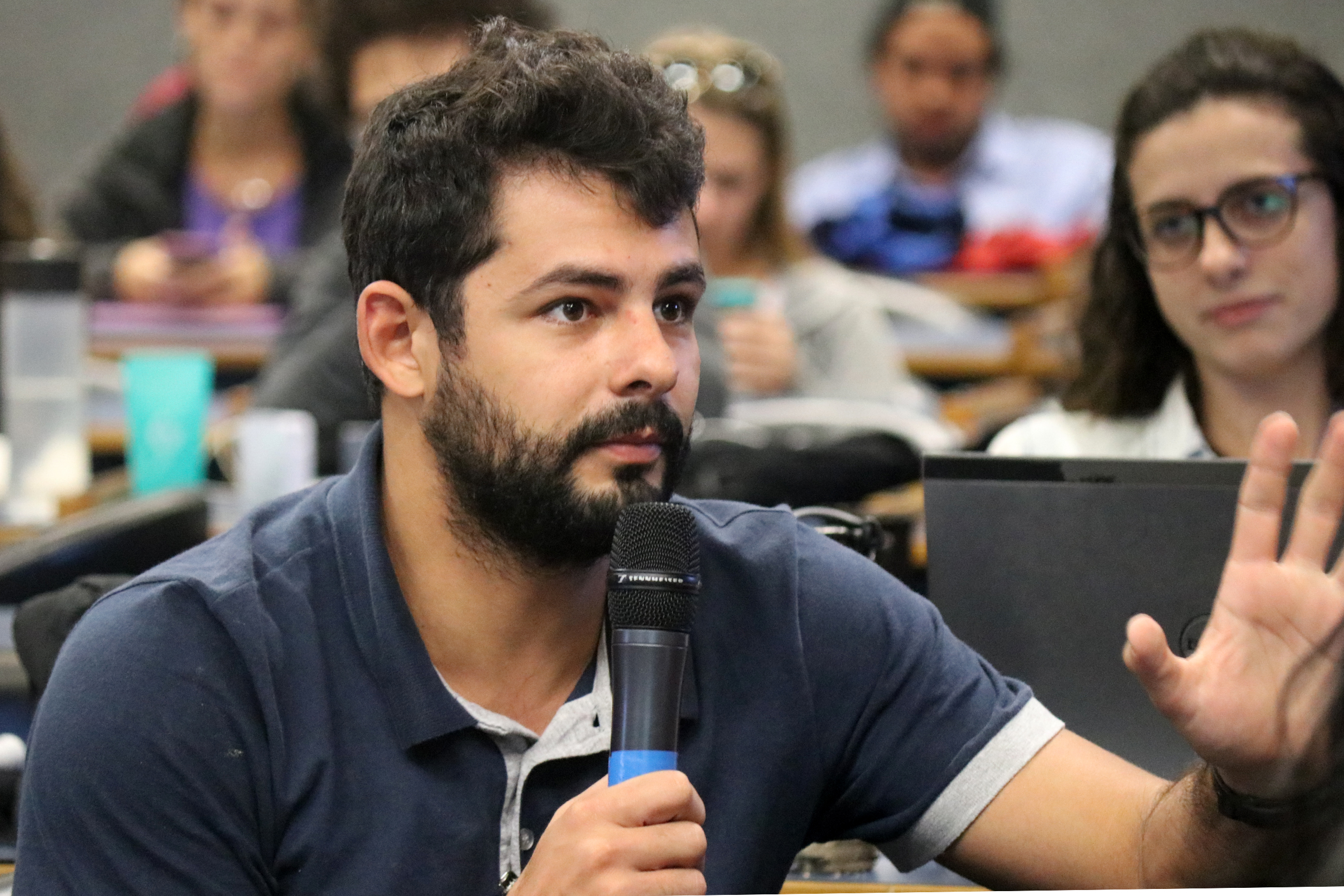 Participante faz perguntas ao expositor - 22/08/2018