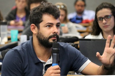 Participante faz perguntas ao expositor - 22/08/2018