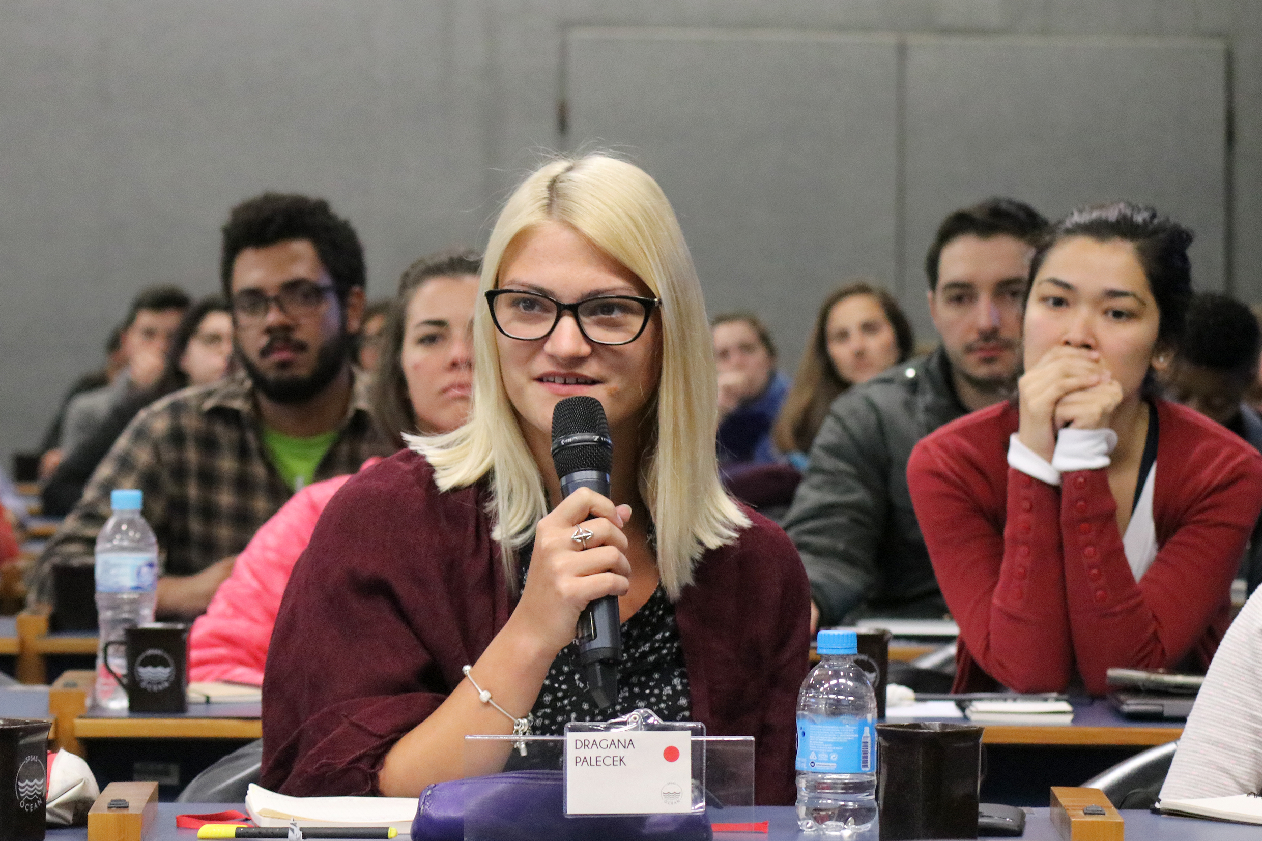Participante faz perguntas durante o debate - 13/08/2018