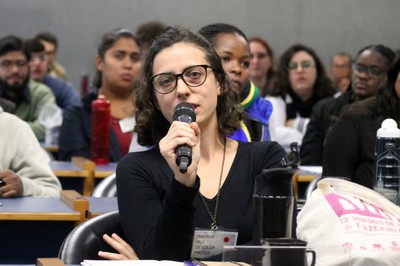 Participante perguntas durante o debate - 13/08/2018
