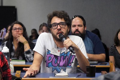 Participante faz perguntas durante o debate - 14/08/2018