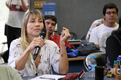 Participante faz perguntas durante o debate - 14/08/2018