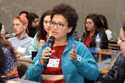 Participante faz perguntas durante o debate - 15/08/2018