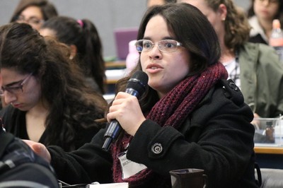 Participante faz perguntas durante o debate - 16/08/2018
