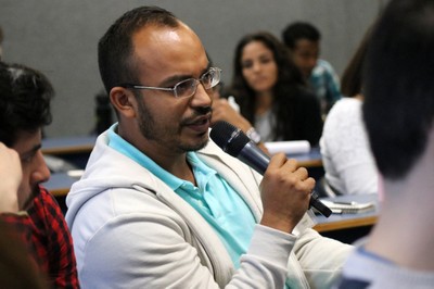 Participante faz perguntas durante o debate - 21/08/2018