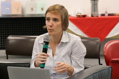 Participante do público faz perguntas durante o debate