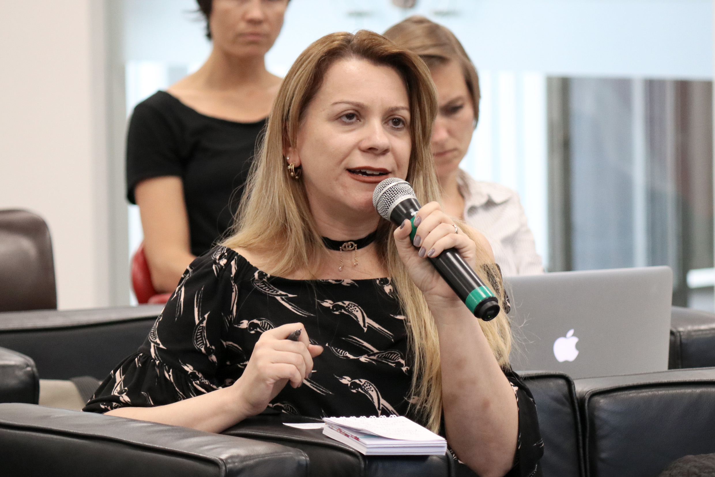 Participante do público faz perguntas durante o debate