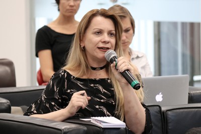 Participante do público faz perguntas durante o debate