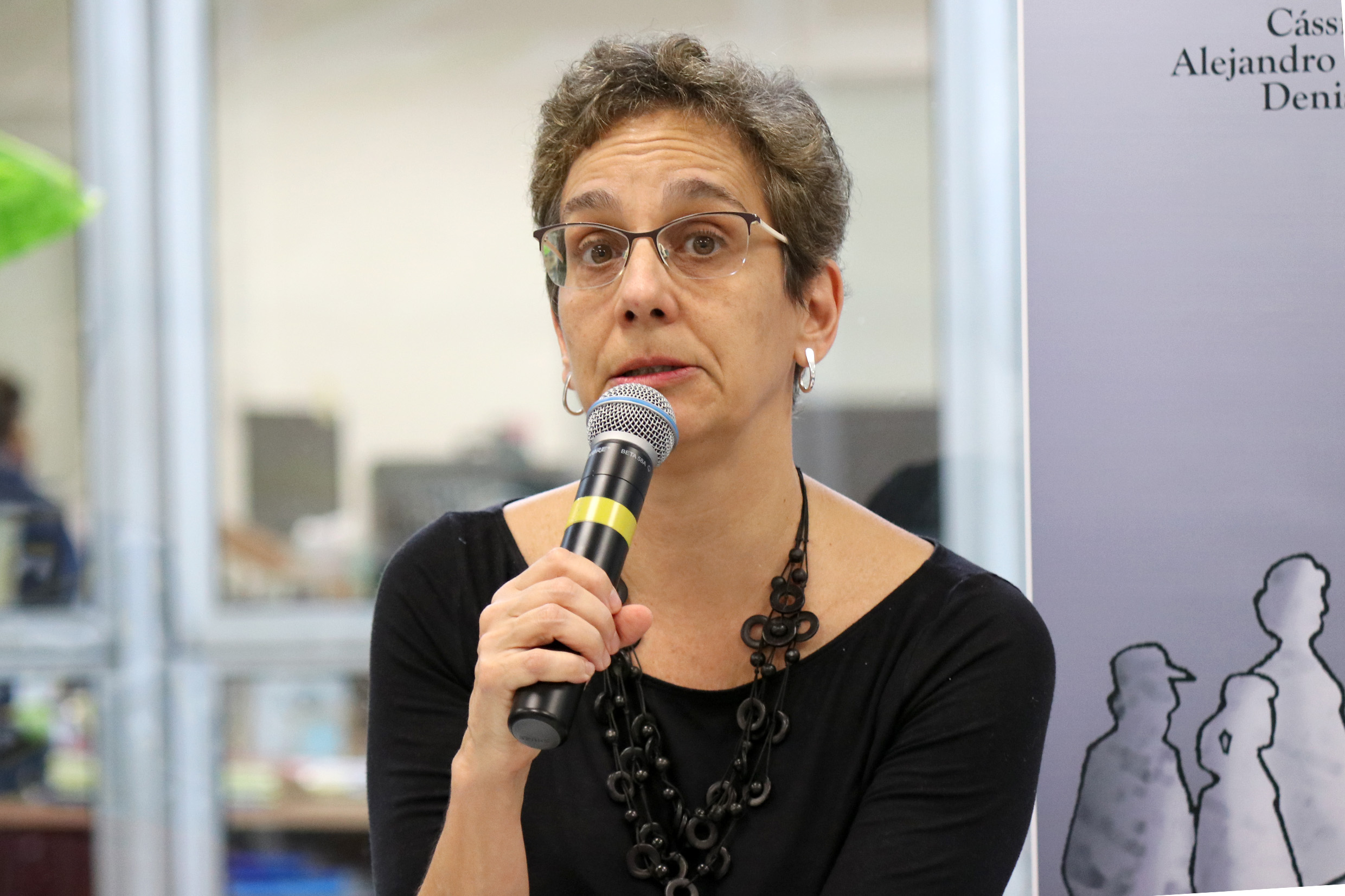 Sylvia Dantas abre o evento e apresenta os expositores