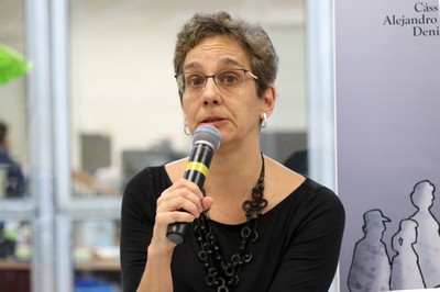 Sylvia Dantas abre o evento e apresenta os expositores