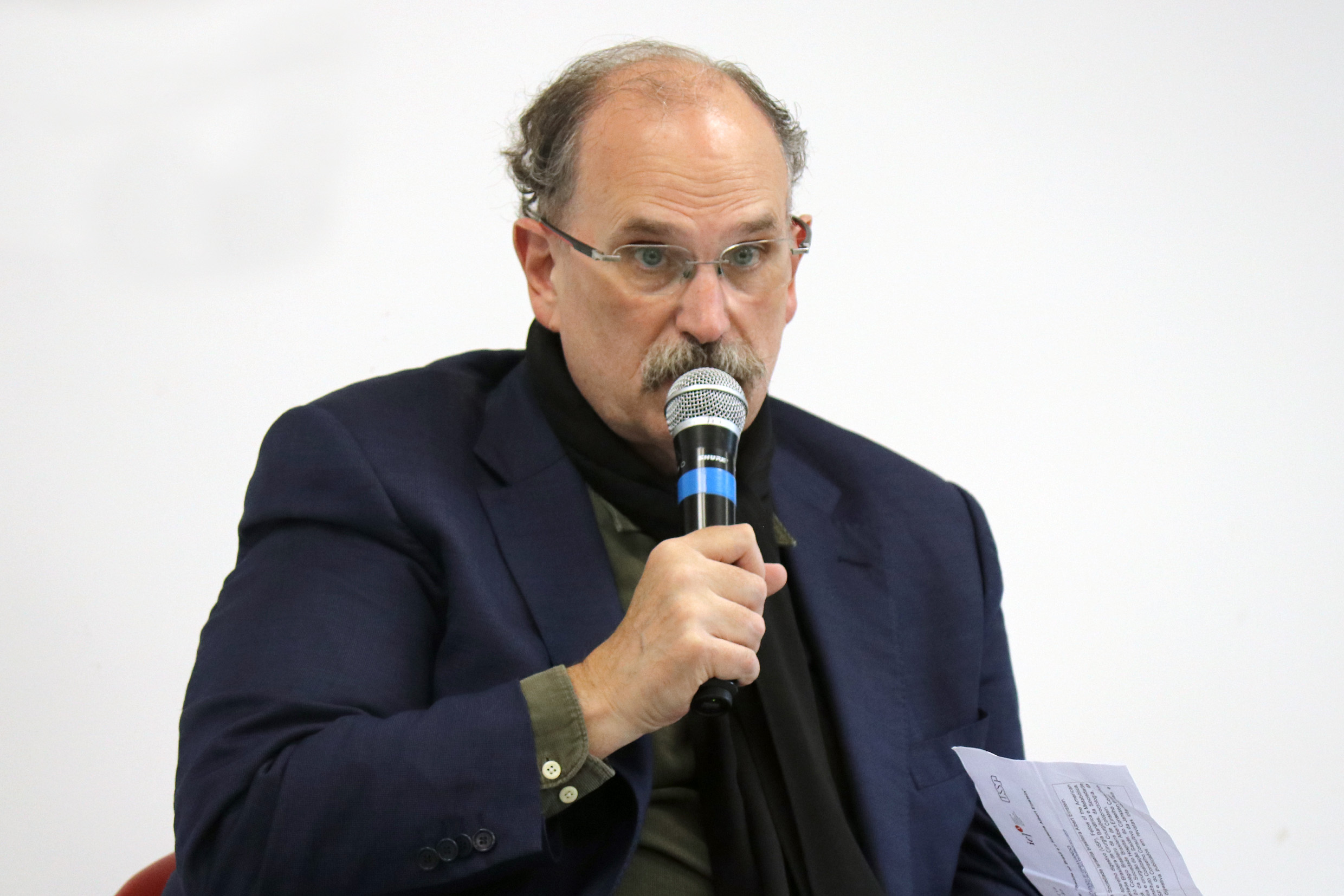 Glauco Arbix abre o evento e apresenta o expositor