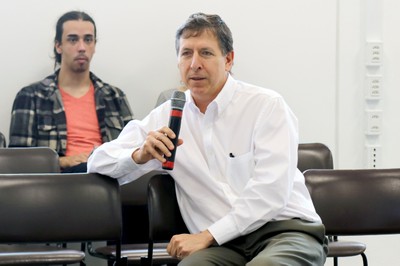 José Eduardo Krieger faz perguntas ao expositor durante o debate