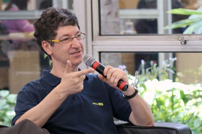 Mario Salerno faz perguntas ao expositor