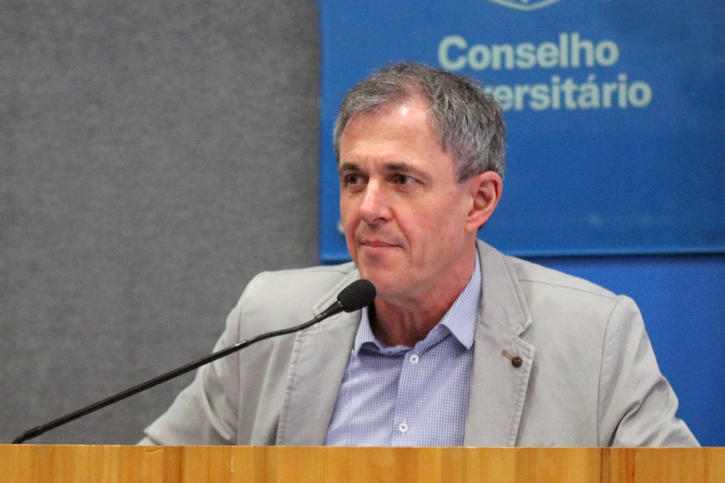 Bernd Kortmann modera as mesas da tarde "Apresentações regionais"