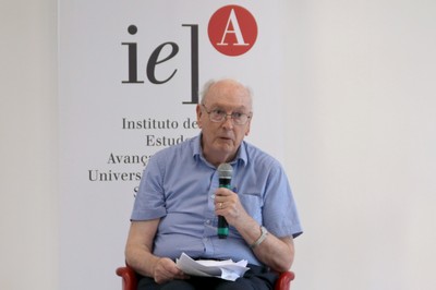 Hugh Lacey abre o evento