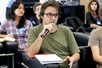Orlando Lima Pimentel faz perguntas durante o debate
