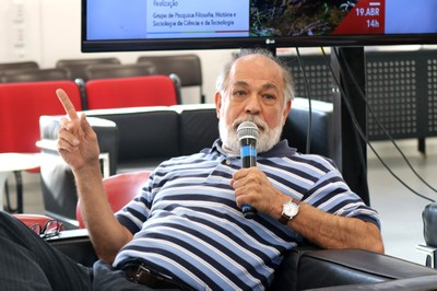 Pablo Mariconda fala durante o debate