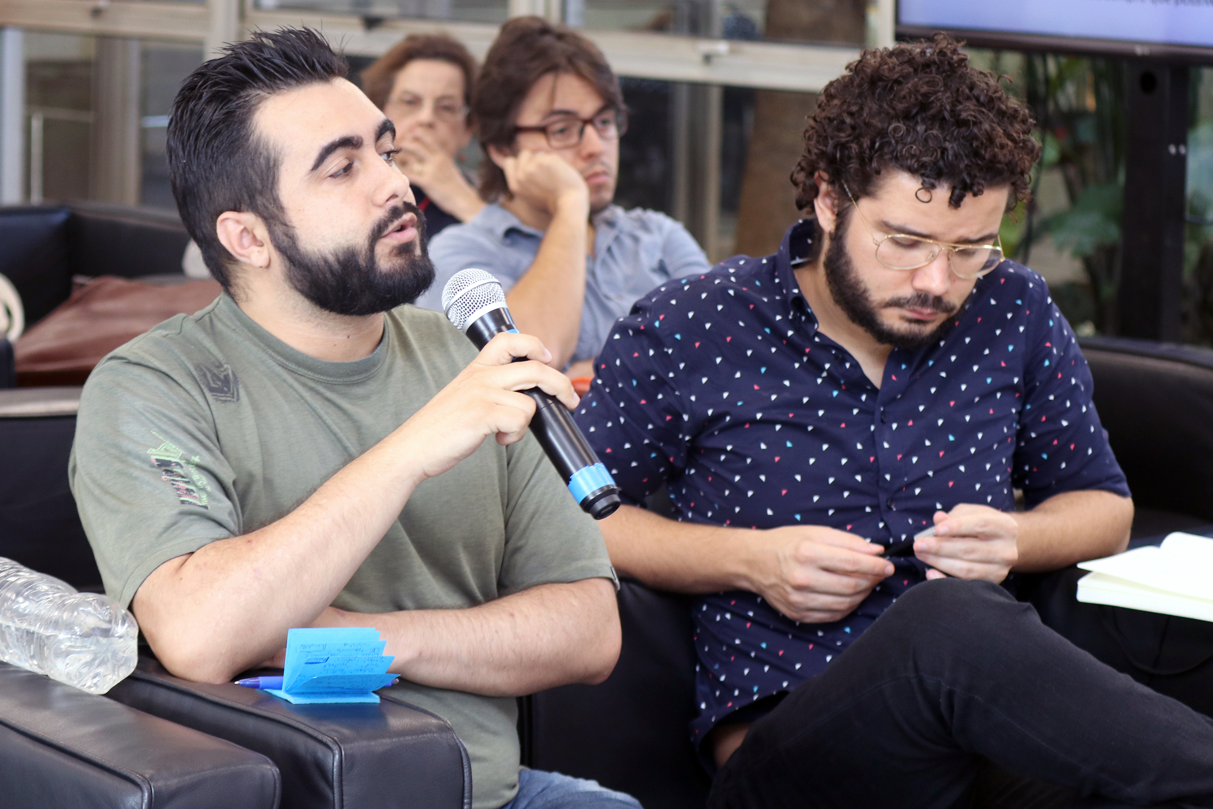 Participante do público faz perguntas ao expositor