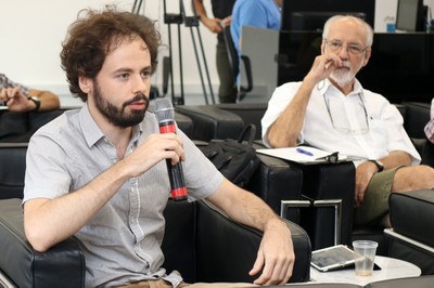 Participante do público faz perguntas ao expositor