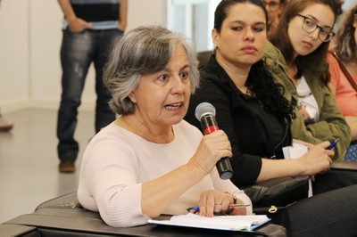 Participante do público faz perguntas durante o debate