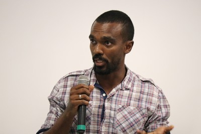 Participante do público faz perguntas durante o debate