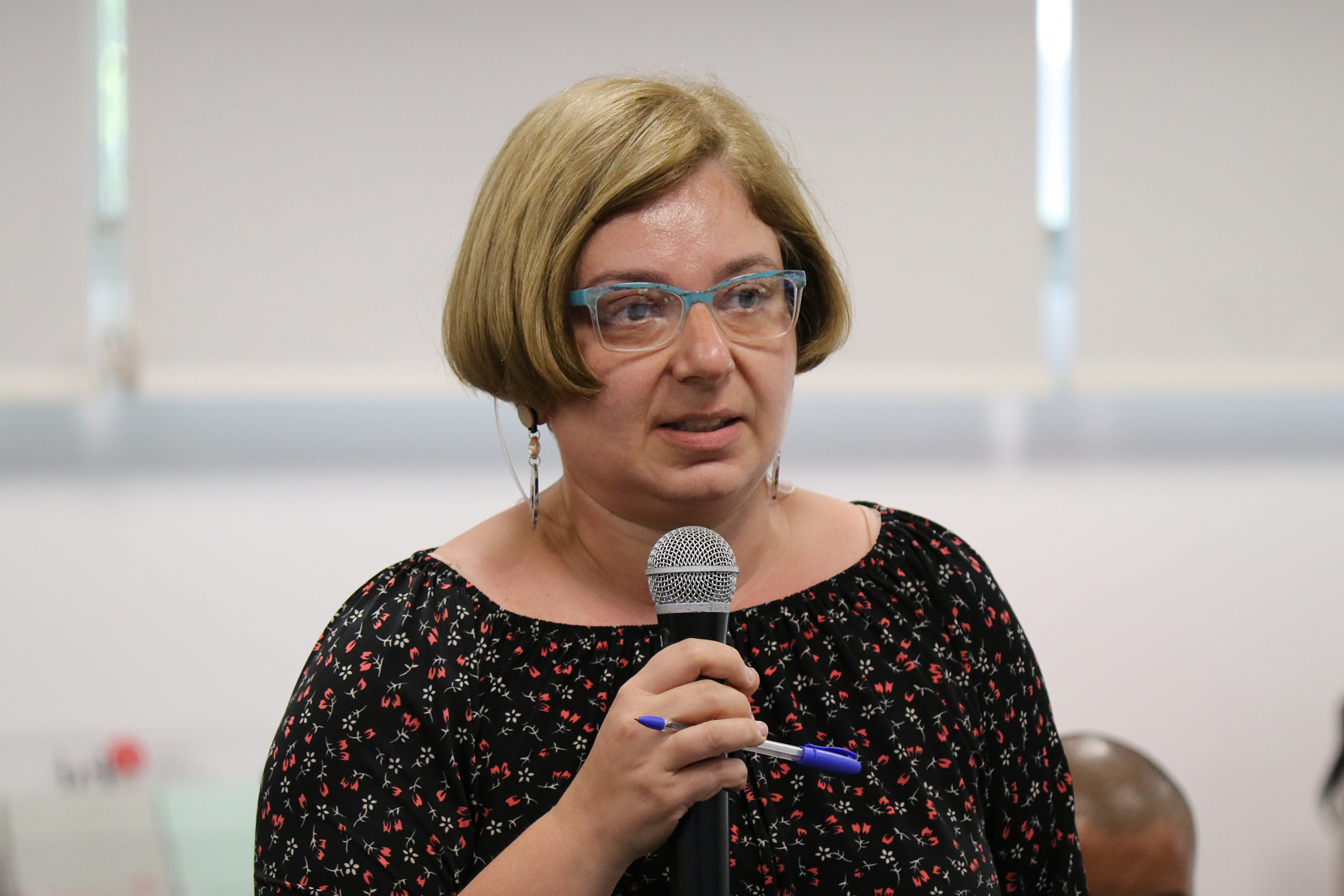 Participante do público faz perguntas durante o debate