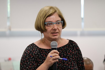 Participante do público faz perguntas durante o debate