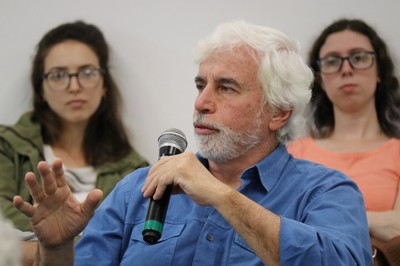 Participante do público faz perguntas durante o debate