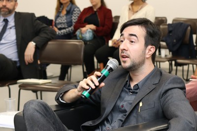 Participante do público faz perguntas durante o debate