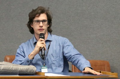 Participante do público faz perguntas aos expositores